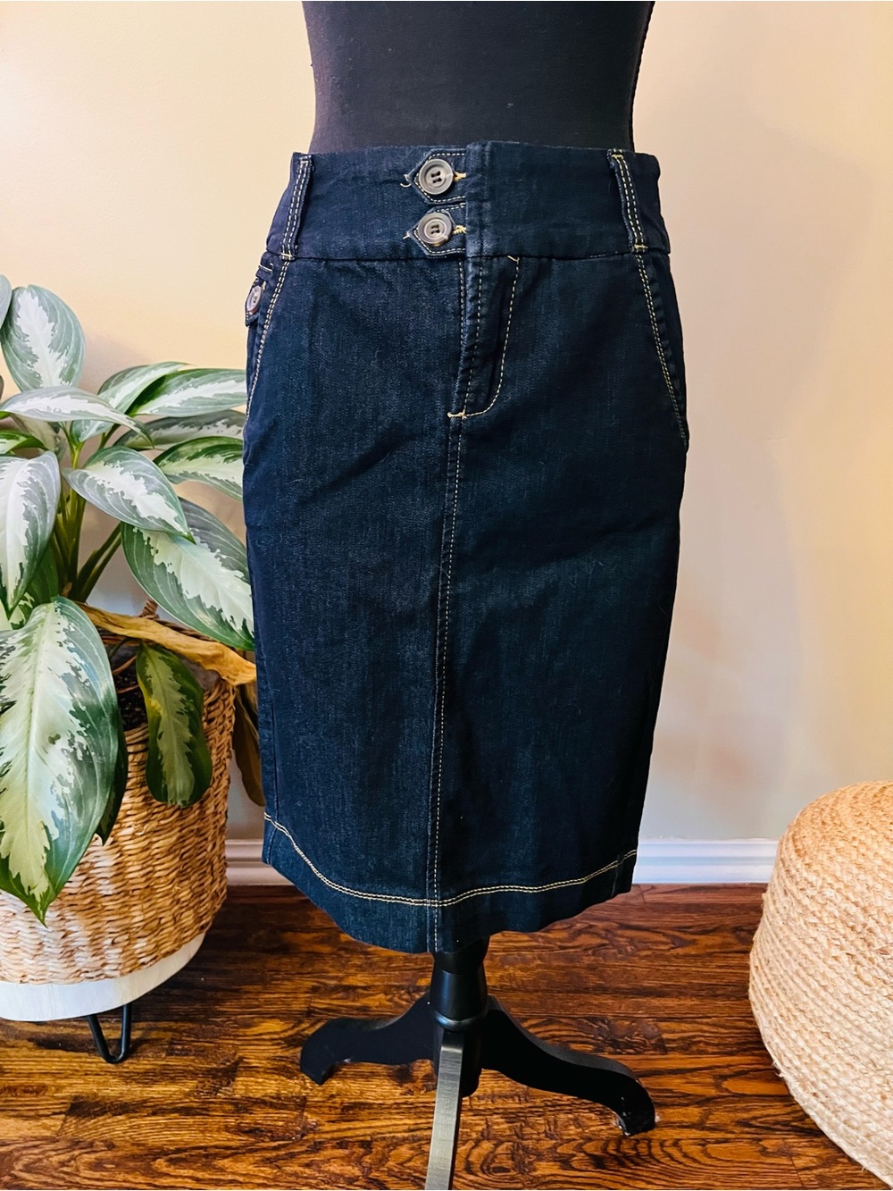 Dark Wash Denim Pencil Skirt Size Small Jean Skirt Knee Length Contrast Stitch